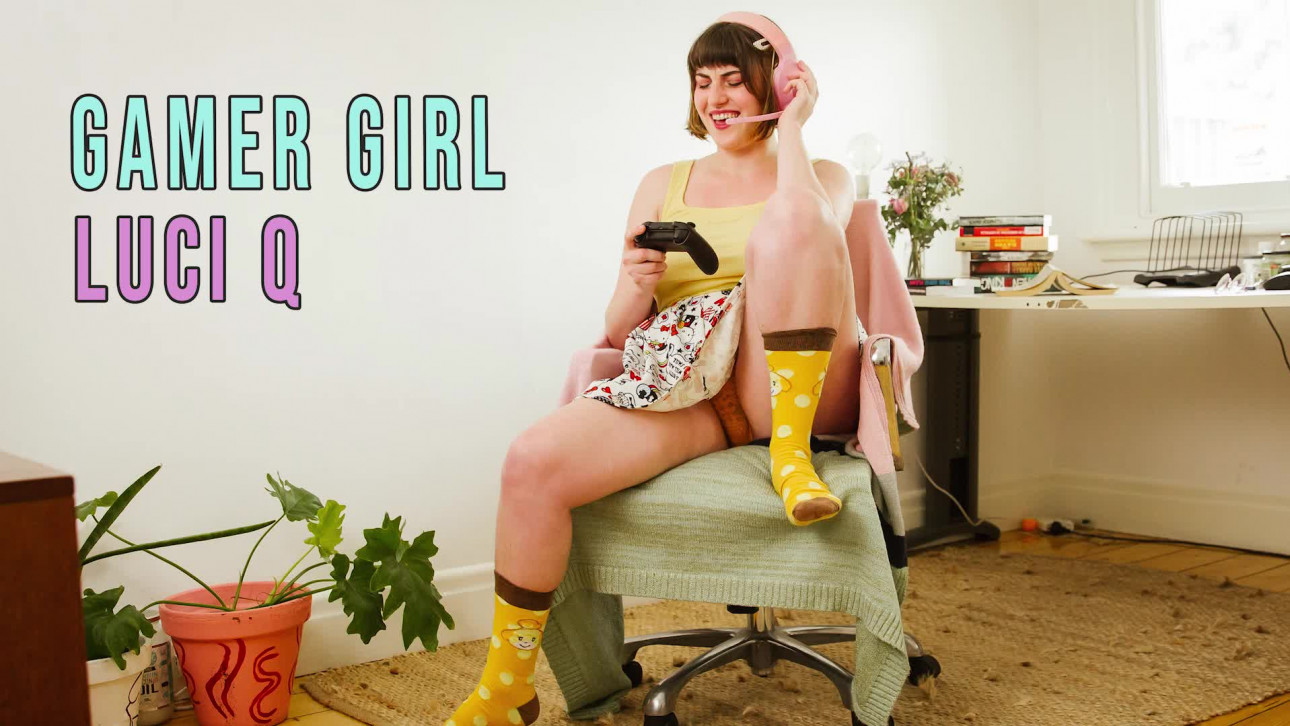 Luci Q - Gamer Girl