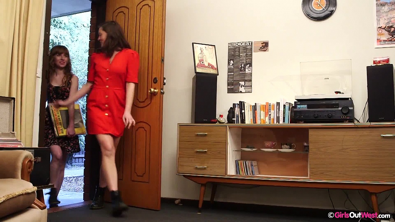 Noelle & Pia - Mutual Masturbation pt1