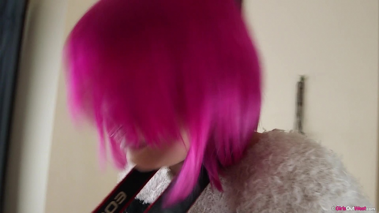 Noelle & Pia - Pissing Backstage