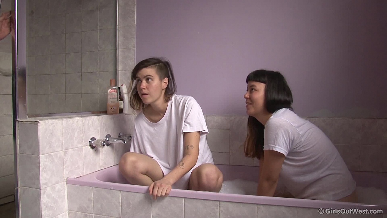 Chrissy & Jay Jay - Bubble Bath BTS